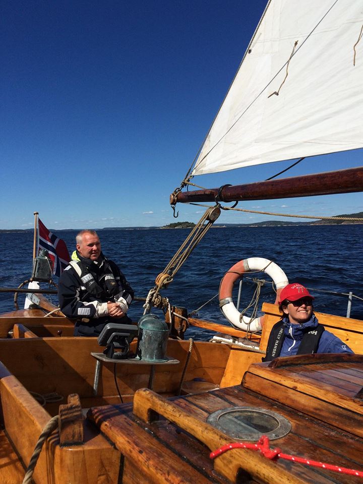 Styrebrønn og cockpit under seil